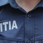 Bebelușă de aproape 2 ani descoperită singură și desculță pe marginea unei șosele din Bacău. Ce informații au obținut polițiștii după ce au adus-o acasă 2 fetita de nici 2 ani gasita desculta si nesupravegheata pe marginea unui drum din bacau ce au aflat politistii cand au dus o acasa 6903697e01969