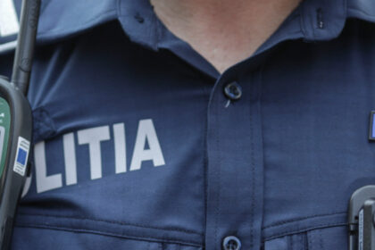 fetita de nici 2 ani gasita desculta si nesupravegheata pe marginea unui drum din bacau ce au aflat politistii cand au dus o acasa 6903697e01969