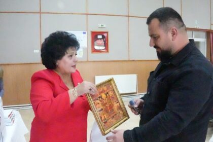 foto doua noi blocuri anl au fost finalizate la cumpana 64 de familii tinere au primit locuinte 6903806130412