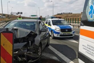 foto o masina a intrat in parapet la iesirea de pe autostrada a4 68dd28e8d3f33