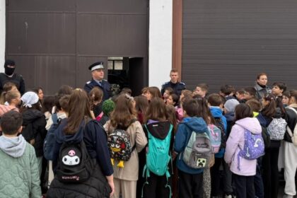 foto peste o suta de elevi din constanta au trait o zi de aventura si educatie la inspectoratul de jandarmi 68f8f48575d3f