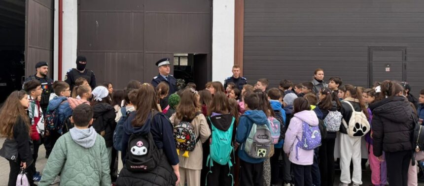 O sută de tineri din Constanța au experimentat o zi plină de aventură și învățare la Inspectoratul de Jandarmi 1 foto peste o suta de elevi din constanta au trait o zi de aventura si educatie la inspectoratul de jandarmi 68f8f48575d3f
