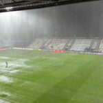 „Furtună pe teren! Ploaia torențială a întrerupt confruntarea lui Rrahmani după doar 12 minute, transformând gazonul în lac” 2 foto potop in conference league o rupere de nori a oprit meciul lui rrahmani dupa 12 minute terenul inundat 68fa6de2c4a42