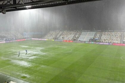foto potop in conference league o rupere de nori a oprit meciul lui rrahmani dupa 12 minute terenul inundat 68fa6de2c4a42