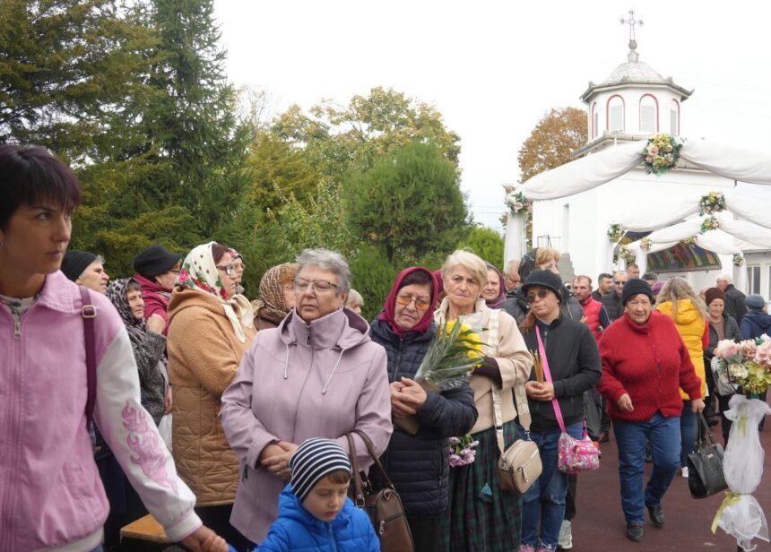 Ceremonie duhovnicească deosebită: Cumpăna a marcat hramul Bisericii Sfânta Cuvioasă Parascheva 1 foto sarbatoare duhovniceasca cumpana a sarbatorit hramul bisericii sfanta cuvioasa parascheva 68ee48bc35b6f