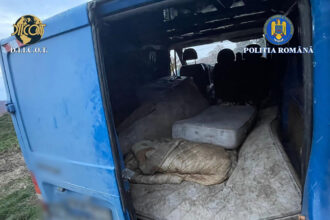 foto sclavi explotati de doi barbati salvati de politisti dormeau intr o masina erau trimisi la cersit si pusi la munca fara zile libere 69022ee4e351a