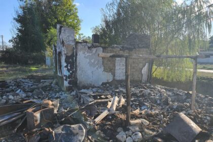 foto si tu poti face o fapta buna o bunica si cei doi nepoti ai sai din baneasa locuiesc intr un adapost improvizat dupa ce casa le a fost mistuita de flacari 68dd5a399b6af