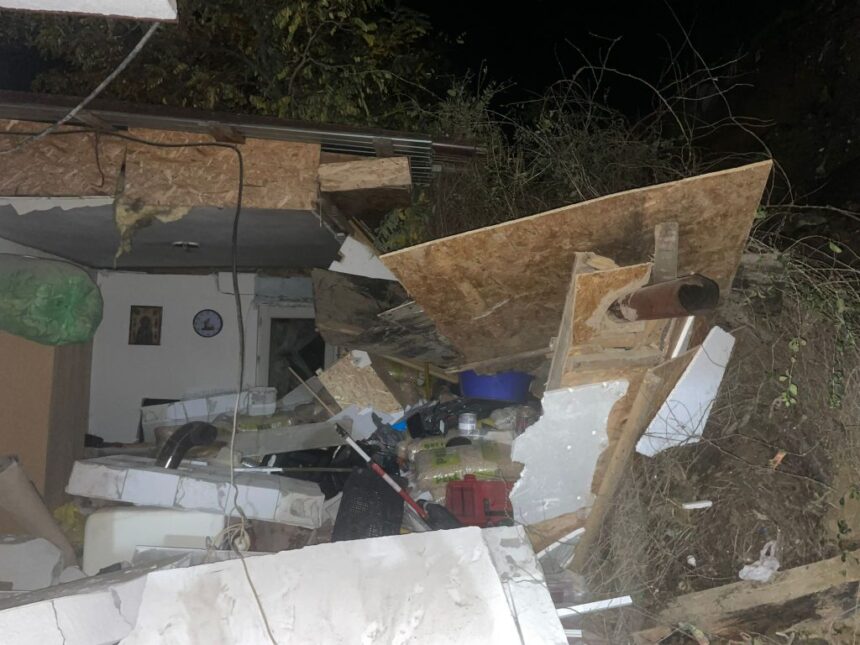 Prăbușire de teren în Măcin: un bărbat salvat din ruinele unei case afectate 1 foto un mal de pamant s a prabusit peste o locuinta in orasul macin extras dintre daramaturi un barbat a fost trabsportat la spital 690267201cda2