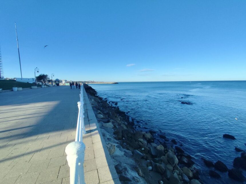 Peisaje uimitoare pe faleza Cazinoului din Constanța: marea a făcut loc pietrelor ascunse de valuri 1 foto video imagini spectaculoase pe faleza cazinoului din constanta marea s a retras si a lasat la vedere pietrele ascunse de valuri 69025a164ed0a