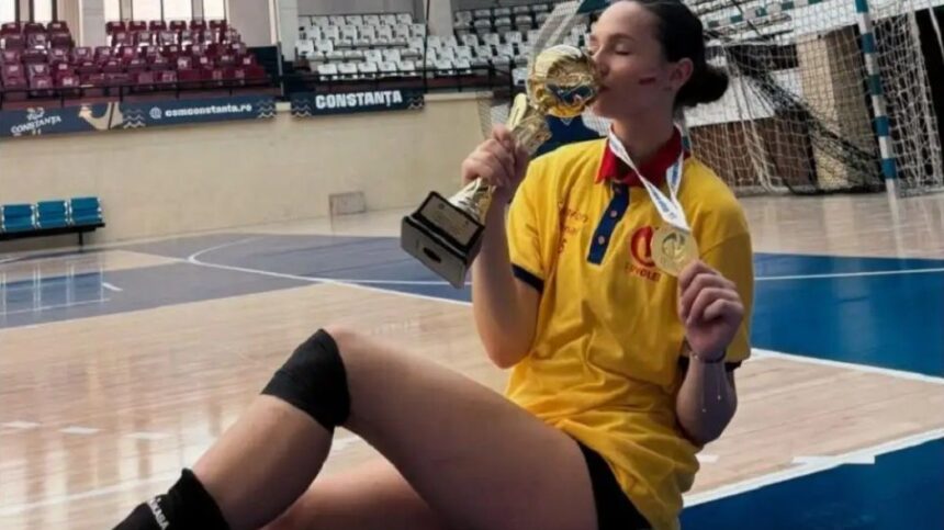 Dinamo își dezvăluie echipa feminină înainte de marea confruntare cu Rapid! Maria Cimbru, cea mai tânără jucătoare din Ștefan cel Mare! 1 galerie foto dinamo si a prezentat lotul feminin inaintea derby ului cu rapid maria cimbru este mezina din stefan cel mare 68f1f4b7692ec