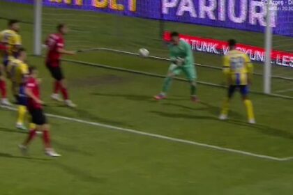 galerie foto gafa uluitoare ce a putut sa faca portarul in meciul din superliga 68fb9ffa45cbb