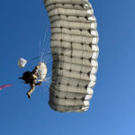 Aterizare spectaculoasă: un parașutist din Buzău se confruntă cu o provocare neașteptată în zbor 5 galerie foto momentul in care in timpul unui exercitiu in buzau unui parasutist nu i se deschide parasuta principala si aterizeaza cu rezerva 6904de28bf0e4