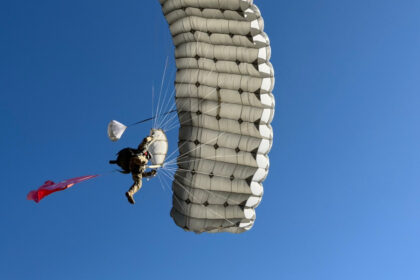 galerie foto momentul in care in timpul unui exercitiu in buzau unui parasutist nu i se deschide parasuta principala si aterizeaza cu rezerva 6904de28bf0e4