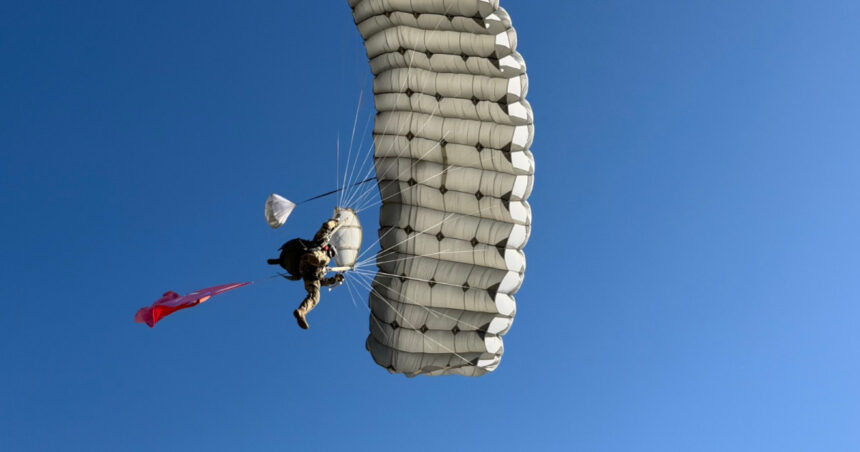 Aterizare spectaculoasă: un parașutist din Buzău se confruntă cu o provocare neașteptată în zbor 1 galerie foto momentul in care in timpul unui exercitiu in buzau unui parasutist nu i se deschide parasuta principala si aterizeaza cu rezerva 6904de28bf0e4