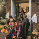 Halloween 2025: Înțelesul dovleacului tăiat și cele mai îndrăgite obiceiuri de pe 31 octombrie 5 halloween 2025 semnificatia dovleacului sculptat si cele mai populare traditii pe 31 octombrie 690458949a87d