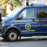 Operațiune a forțelor antiteroriste: Un individ cu permisul suspendat a încercat să pătrundă cu autoturismul în sediul Ambasadei Rusiei din București 3 interventie cu trupele antitero un barbat cu permisul suspendat a incercat sa intre cu masina in ambasada rusiei din bucuresti 68f9d56e259a3