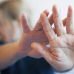 Femicidul în Constanța: O femeie atacată pe stradă de fostul partener care refuză să accepte separarea 5 legea femicidului si realitatea din constanta femeie lovita cu pumnul in gura pe strada de partenerul care nu accepta despartirea 6903f4fb40115