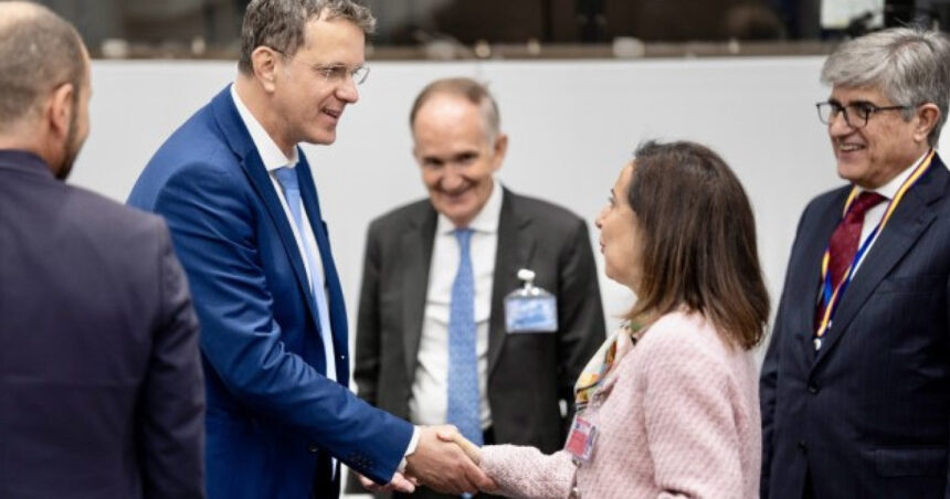 Colaborare strânsă: Ministrul Apărării își reafirmă aprecierea pentru implicarea Spaniei în Grupul de Luptă NATO din România 1 ministrul apararii discutii cu omologul spaniol mosteanu apreciaza participarea activa a spaniei la grupul de lupta nato in romania 68efc2bc0a9c2