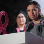Mirabela Grădinaru, soția președintelui, a dat startul iluminării roz la Palatul Cotroceni, cu ocazia Zilei Internaționale de Conștientizare a Cancerului de Sân 2 mirabela gradinaru partenera presedintelui a pornit iluminatul roz la palatul cotroceni de ziua luptei impotriva cancerului de san 68dd9420e6a9e