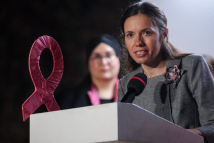 mirabela gradinaru partenera presedintelui a pornit iluminatul roz la palatul cotroceni de ziua luptei impotriva cancerului de san 68dd9420e6a9e