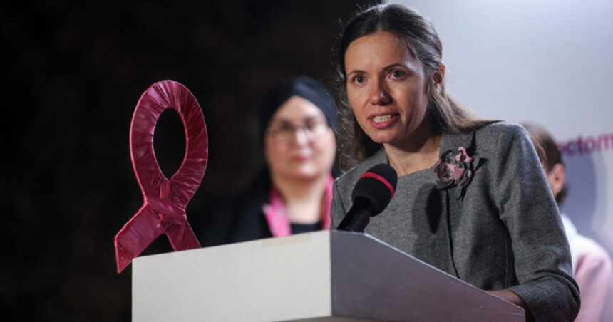 Mirabela Grădinaru, soția președintelui, a dat startul iluminării roz la Palatul Cotroceni, cu ocazia Zilei Internaționale de Conștientizare a Cancerului de Sân 1 mirabela gradinaru partenera presedintelui a pornit iluminatul roz la palatul cotroceni de ziua luptei impotriva cancerului de san 68dd9420e6a9e