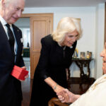 O clipă de neuitat: Regele britanic și Papa se unesc în rugăciune după cinci secole de așteptare 3 moment istoric regele britanic se va ruga alaturi de papa pentru prima data in cinci secole 68f8ef187e95b