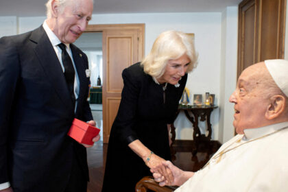 O clipă de neuitat: Regele britanic și Papa se unesc în rugăciune după cinci secole de așteptare 2 moment istoric regele britanic se va ruga alaturi de papa pentru prima data in cinci secole 68f8ef187e95b