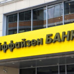 Moscova urmărește să păstreze legăturile financiare cu Occidentul: Raiffeisen se confruntă cu dificultăți în vânzarea participației sale din Rusia 3 moscova vrea sa mentina o punte financiara esentiala spre occident raiffeisen nu si poate vinde o participatie la divizia din rusia 68dd4f2d9cbd6