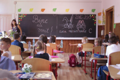 o invatatoare a avut in septembrie un salariu mai mic cu 700 de lei decat minimul pe economie cum incurajam tinerii sa vina in sistem 68f0d4e5efd4b