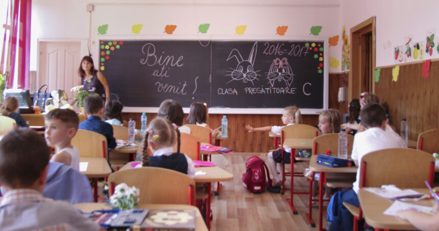 O învățătoare a încasat în septembrie cu 700 de lei sub salariul minim: Ce măsuri luăm pentru a atrage tinerii în educație? 1 o invatatoare a avut in septembrie un salariu mai mic cu 700 de lei decat minimul pe economie cum incurajam tinerii sa vina in sistem 68f0d4e5efd4b
