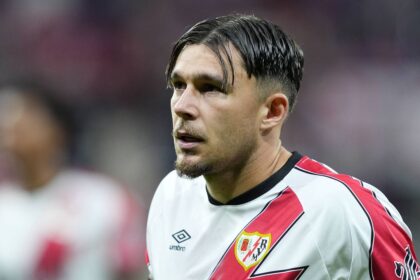 o noua pozitie pentru andrei ratiu unde a jucat eroul lui rayo vallecano din conference league 68fbdb952a679