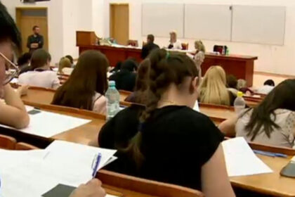 o studenta din constanta a castigat procesul impotriva universitatii care a obligat o sa plateasa zeci de mii de euro pentru transfer 68f09c9a640a8