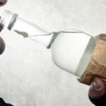 OMS solicită măsuri stricte împotriva alcoolului, în contextul creșterii alarmante a cazurilor de cancer asociate consumului acestuia. 3 oms cere politici dure anti alcool dupa ce numarul cazurilor de cancer in urma consumului a crescut ingrijorator 68ee91553a8a4