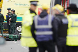 patru oameni au fost raniti intr un atac langa o sinagoga din manchester suspectul a fost impuscat de politie 68de5dcfc7f6e