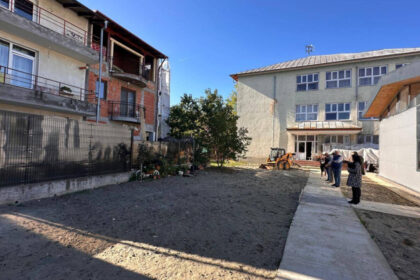 poarta dintr o curte privata deschisa direct in curtea unei scoli din pitesti cristian gentea am vazut multe de cand sunt primar 68ee8642bcbdc