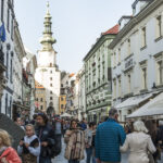 Poliția slovacă oferă lămuriri după ce legislația a impus o viteză maximă de 6 km/h pentru pietoni, așadar poți să alergi după autobuz 5 politia slovaca vine cu clarificari dupa ce parlamentul a limitat viteza pietonilor la 6 km h da dupa autobuz poti sa fugi 6905014f117d9