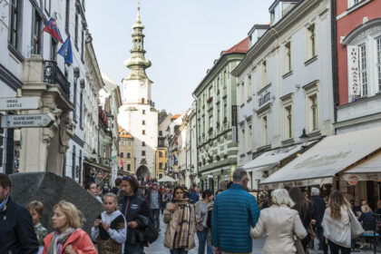 politia slovaca vine cu clarificari dupa ce parlamentul a limitat viteza pietonilor la 6 km h da dupa autobuz poti sa fugi 6905014f117d9