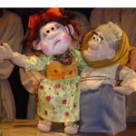 O nouă poveste pe scena Teatrului pentru Copii și Tineret „Căluțul de Mare”: „Jocuri în ograda bunicilor” – o călătorie în lumea tradițiilor românești pentru cei mici 5 premiera la teatrul pentru copii si tineret calutul de mare spectacolul intitulat jocuri in ograda bunicilor aduce traditiile romanesti in fata celor mici 6904cb024eab1