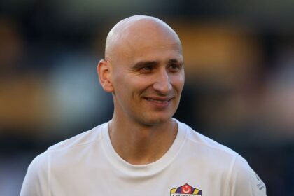 s a transferat in emiratele arabe unite dar spune ca nu pentru bani copiii mei nu vreau sa creasca in anglia 68f09c2fa0cb6