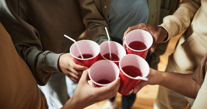Tinerii europeni își schimbă obiceiurile: consumul de alcool în scădere – descoperă motivele din spatele acestei tendințe! 1 schimbare de preferinte in randul tinerilor europeni consuma din ce in ce mai putin alcool care sunt motivele studiu 68ee921e5588f