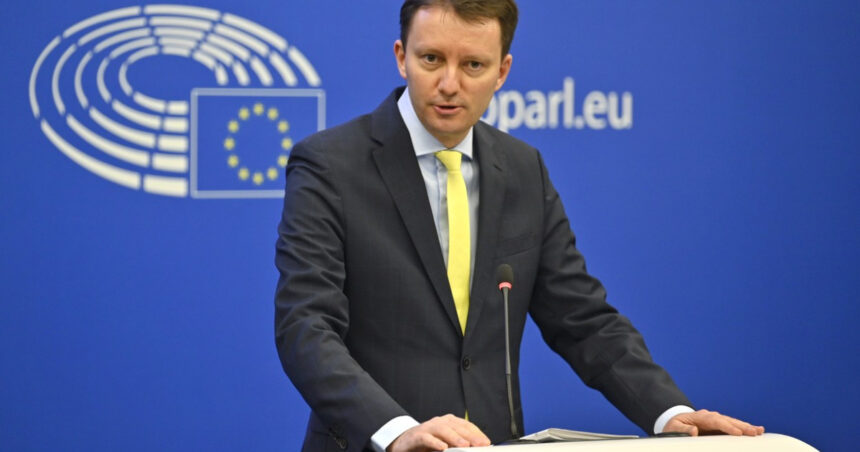 Siegfried Mureșan, alături de agricultori în fața Parlamentului European: „Ne vom lupta pentru protejarea fondurilor agricole împotriva reducerilor” 1 siegfried muresan la protestul fermierilor din fata parlamentului european vom apara fondurile pentru agricultura in fata taierilor 68f776e69d0b6