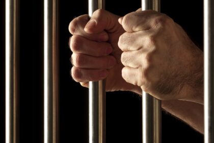 trei barbati au fost arestati preventiv pentru 30 de zile dupa ce au furat o borseta in care se afla suma de 6000 de lei 68fb2f060bea6