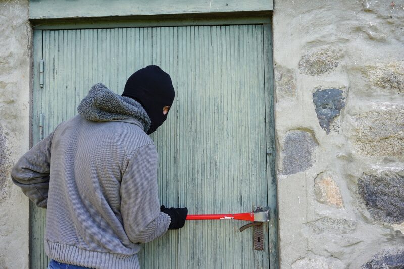 Trei bărbați din Medgidia, acuzați de jaful și agresiunea unui localnic 1 trei indivizi din medgidia propusi spre arestare au intrat in casa unui barbat l au batut si i au furat bunurile 68de229f7462d