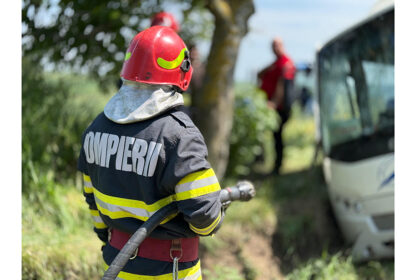 un autoturism a intrat intr un pom la cumpana doua persoane au fost ranite 68fcbb3986326