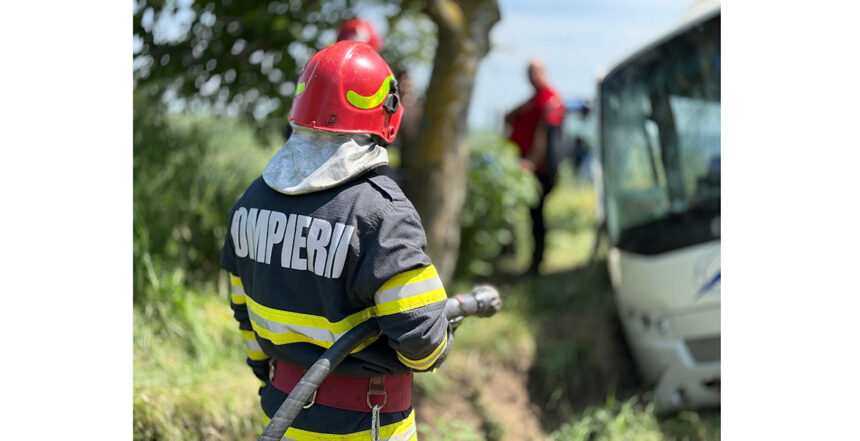 un autoturism a intrat intr un pom la cumpana doua persoane au fost ranite 68fcbb3986326