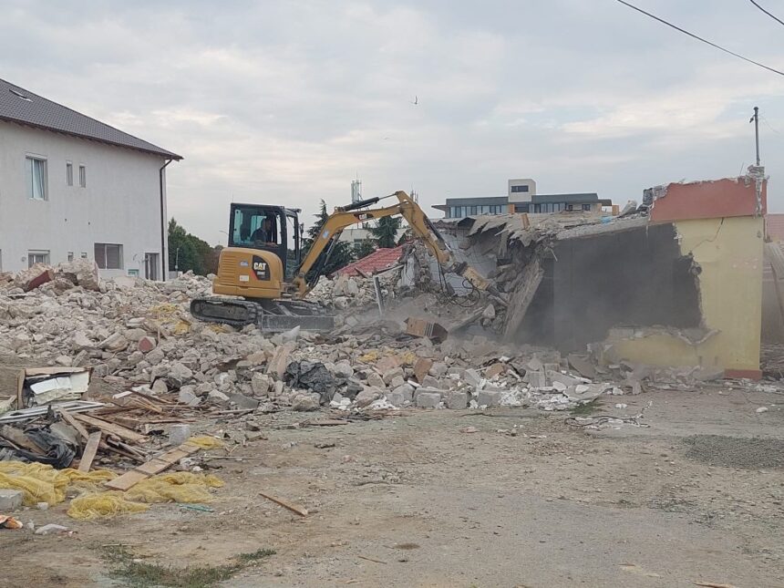 Constănțeanul în impas: demolarea unei achiziții fără aprobată oficială 1 un constantean trebuie sa demoleze o constructie pe care a cumparat o dar pentru care nu are autorizatie 6902c6bf4f00d