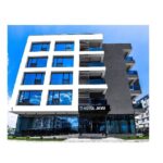 Un impresionant hotel cu patru niveluri în Mamaia Nord, construit cu sprijinul fondurilor europene, își caută proprietar la prețul de 5,3 milioane de euro. 3 un hotel de patru etaje din mamaia nord realizat prin fonduri europene se vinde pentru 53 milioane de euro 68fc440ced4f4