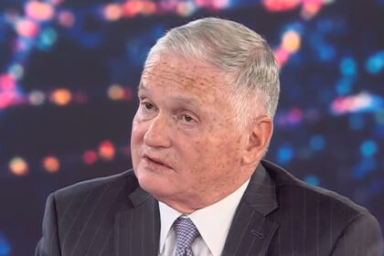 Adrian Zuckerman: Decizia de retragere a trupelor americane, anunțată în timpul vizitei lui Trump în Asia, m-a lăsat fără cuvinte. O amenințare considerabilă 2 video adrian zuckerman m a surprins ca anuntul retragerii unor trupe ale sua s a facut cand trump era in asia e o mare primejdie 6903cbf710b55