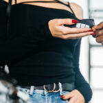 Cum a reușit o româncă să părăsească Italia cu o mașină de lux achiziționată cu cecuri contrafăcute de 165.000 de euro 3 video cum a plecat o romanca din italia cu o masina de lux platita cu cecuri false in valoare de 165 000 de euro 68f7738697b62