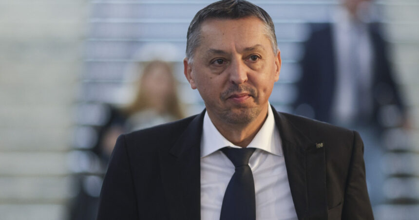 Daniel David: Am depășit proviziile bugetare. Salariile și bursele sunt în siguranță până la finalul anului! 1 video daniel david am trecut de furtuna fiscal bugetara am reusit sa salvam salariile si bursele pana la sfarsitul anului 68fa86e830b25